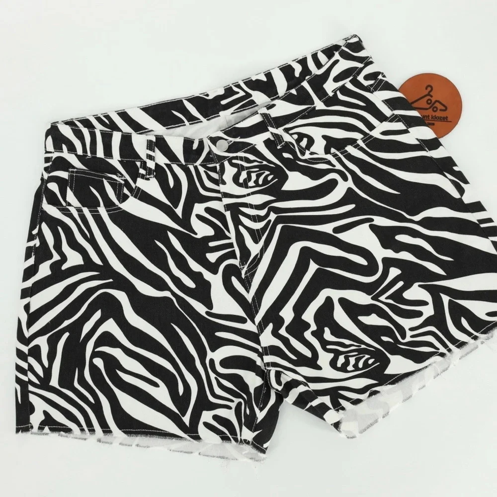 SHEIN Women Zebra Print High Waisted Raw Hem Denim Shorts Black White Size 2XL‎